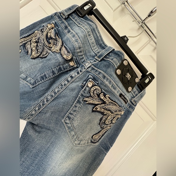 Miss Me lady’s skinny jeans. Jeweled pockets, broad stitching with light wear. - Picture 3 of 10